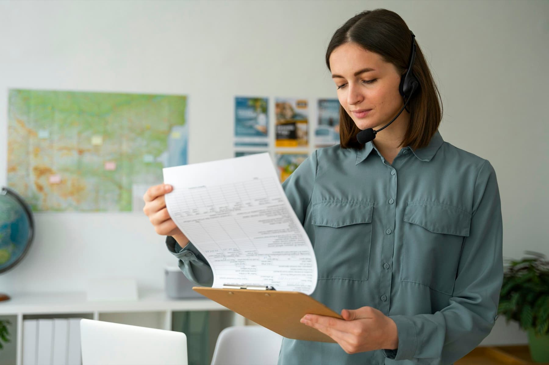 Conseillère Ma Maison Éco préparant l'étude d'un client