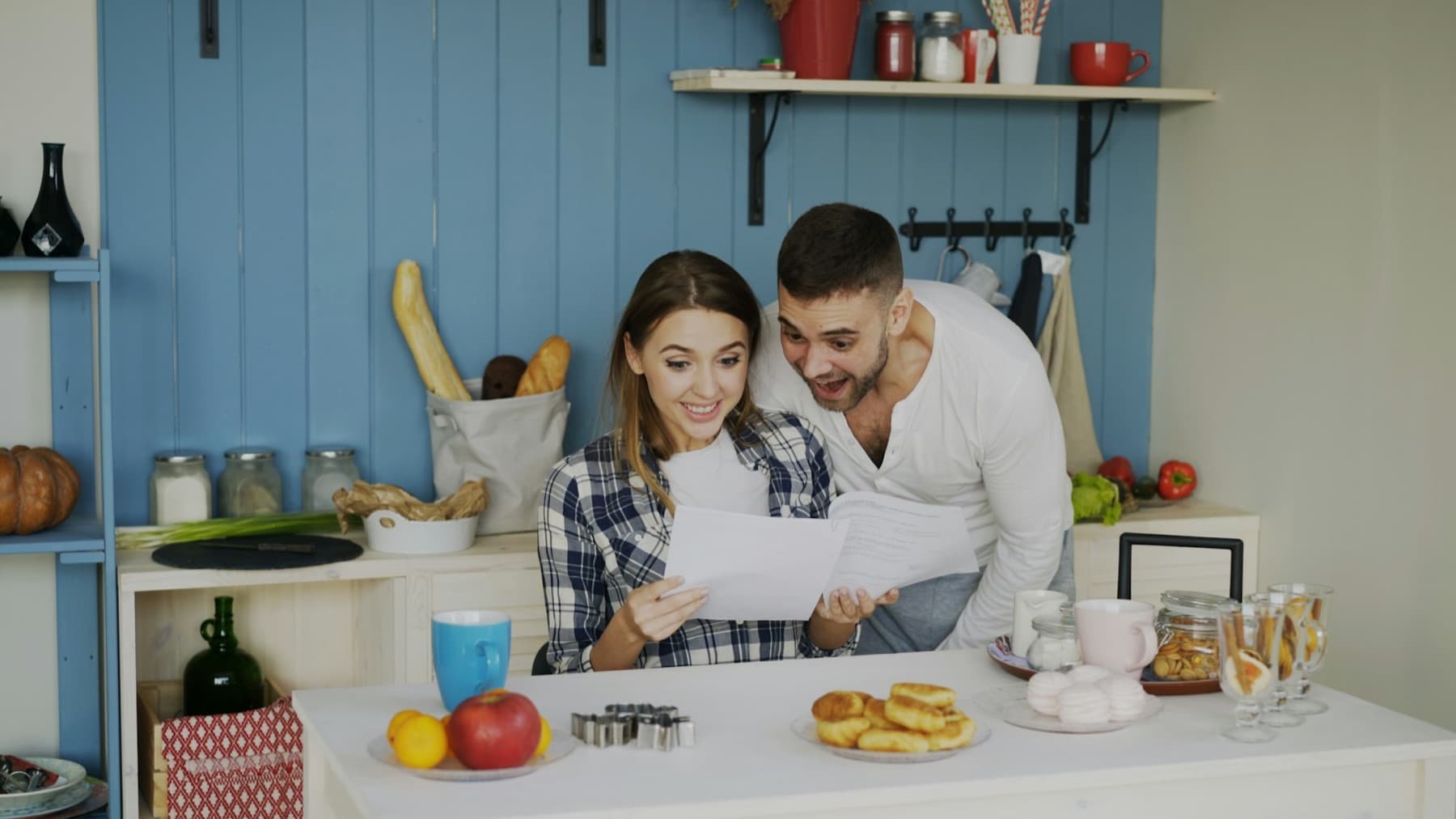 Couple découvrant le montant de ses aides à la rénovation