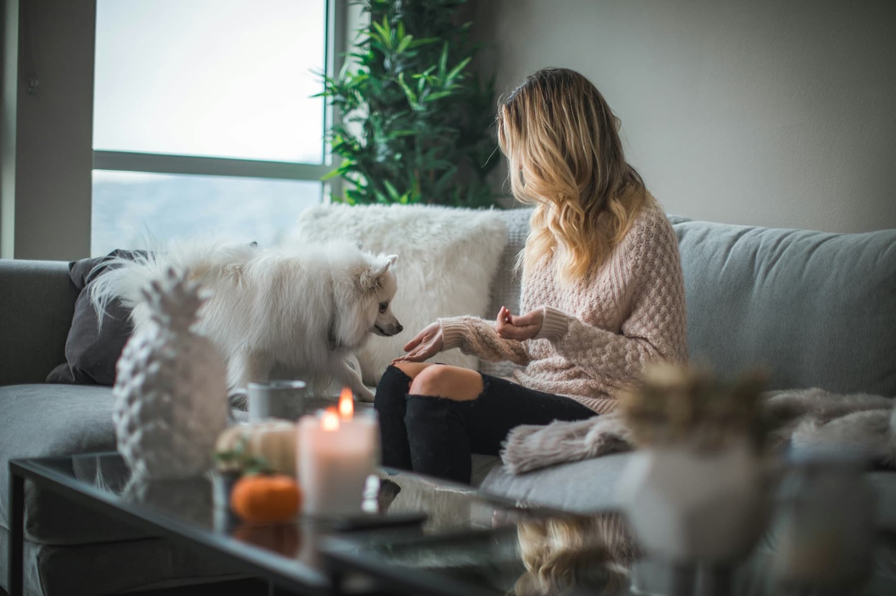 Femme détendue dans son salon chauffé, en hiver