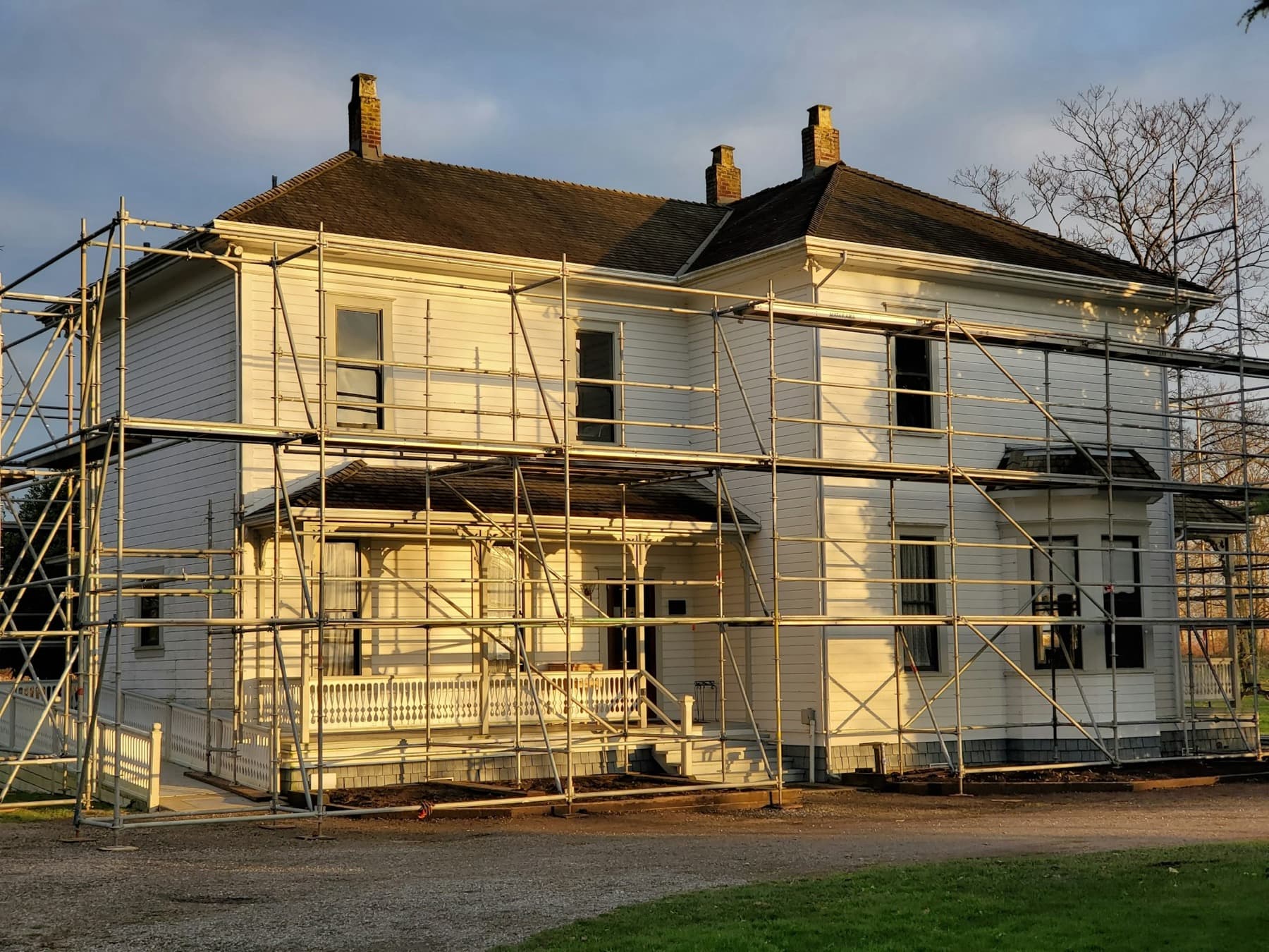 Maison en cours de rénovation de façade, échafaudage monté