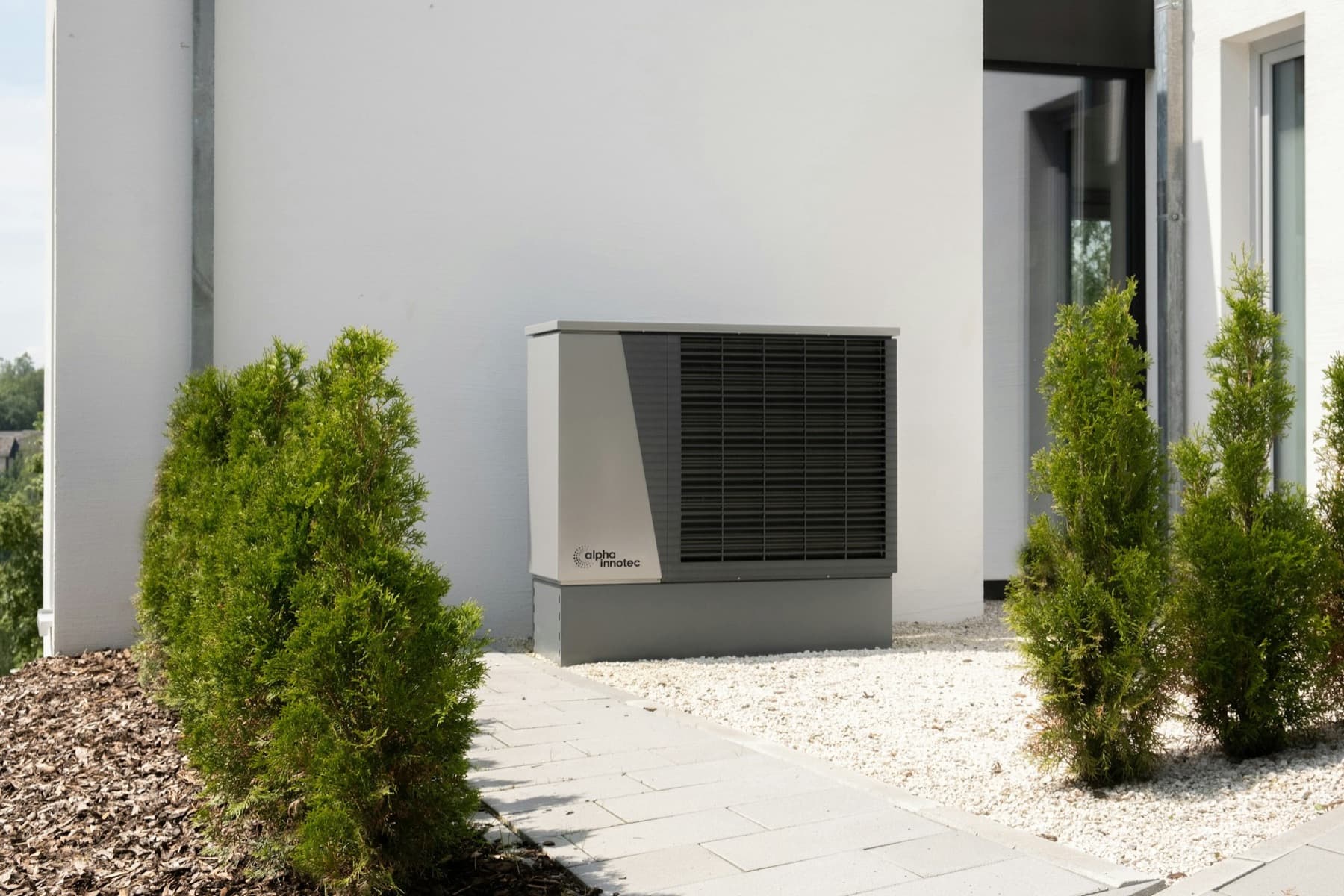 Pompe à chaleur air/eau installée devant une maison